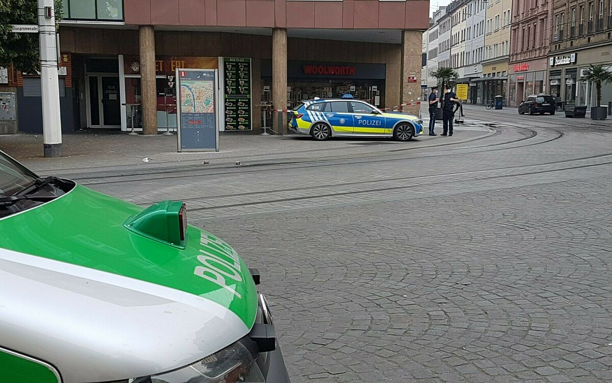 Die Polizei steht am Tag nach der Messerattacke noch vor Woolworth Die Polizei steht am Tag nach der Messerattacke noch vor Woolworth